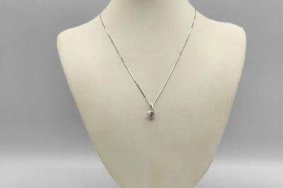 Collana in oro bianco con billante (lotto 402)