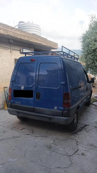 Lotto 2: Furgone, marca Fiat, modello Scudo, targato ** *** **, data di immatricolazione 31.03.2004, cilintrata 1.197,00 cc, alimentazione gasolio, chilometri rilevati 361.718,00, euro 3, sufficienti condizioni della carrozzeria, tappezzeria in buone condizioni, fanaleria integra, pneumatici usurati al 20%, i cerchioni presentano evidenti segni di ruggine.
