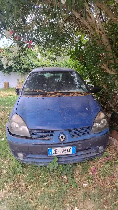 Autovettura Renault Clio, alimentazione benzina, cilindrata 1.149 cc, potenza 55 kW, targa CE193AG. Veicolo in pessimo stato di conservazione, con evidenti segni di degrado e prolungato inutilizzo; stato meccanico non verificato. Vendita esclusivamente per rottamazione, con obbligo per l'aggiudicatario di provvedere, a propria cura e spese, al ritiro, alla demolizione presso centro autorizzato e alla radiazione dal PRA.
