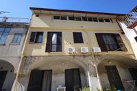Piena ed intera proprietà di appartamento al piano...