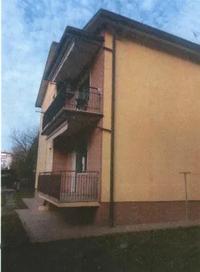 Unità immobiliare al piano leggermente rialzato, cosi...