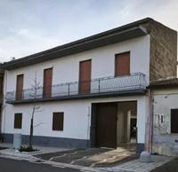 Piena ed intera proprietà di fabbricato a corte 