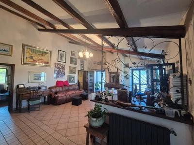 BENE 2: Locale artigianale; BENE 8: Appartamento.