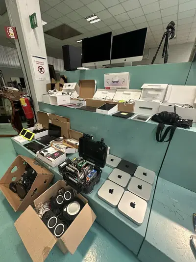 Lotto di dispositivi elettronici, tra cui visori, PC, cellulari, tablet, apparati Apple e accessori - L.G. Funny Tales Srl