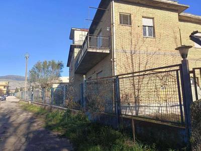 *Piena ed intera proprietà delle unità immobiliari costituite da una palazzina, piano terra e primo piano, diviso tra zona abitazione (A/2) e zona commerciale (D/7) oltre a cinque corpi di fabbrica (D/7). Vi è contratto di locazione sub iudice. Si rinvia alla perizia di stima per i necessari dettagli. 