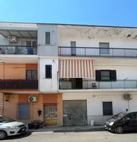 Locale al piano interrato con accesso tramite rampa e...