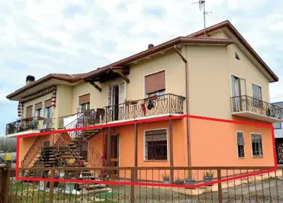 Lotto Unico - piena proprietà di porzione di fabbricato bifamiliare, sita in Comune di Sant'Angelo di Piove di Sacco (PD), via Papa Luciani n. 30 e precisamente trattasi dell'abitazione al piano terra dotata di tre camere da letto ed annessa porzione ad uso ufficio abusivo e solo parzialmente sanabile. In corso di liberazione.