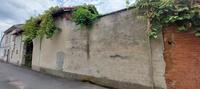 Corpo di fabbrica residenziale, sviluppato al piano terra e primo, con annessi rustici ed area pertinenziale esclusiva cintata. L’unità abitativa autonoma risulta composta al piano terra da soggiorno, pranzo e cucina e in corpi limitrofi vi sono i porticati/legnaia e due pollai. La parte esterna del compendio ed i rustici annessi sono avvolti da folta vegetazione. Il compendio si presenta in stato di degrado, completamente da ristrutturare.