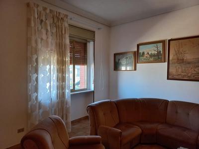 Appezzamento incolto senza alcuna costruzione al suo interno, ricadente nell’area periferica del centro urbano di Grammichele, secondo il vigente PRG ricade in area Brt (2), catastalmente identificato al Comune di Grammichele al fg. 35 p.lla 1192, qualità pascolo, classe unica, superficie 156 mq. 