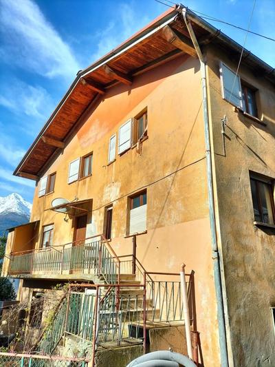UNITÀ IMMOBILIARE posta al piano INTERRATO E TERRENO, consistenza 3,5 vani, rendita 144,61, superficie 85 mq; ente urbano, superficie 90 mq.