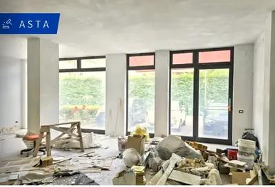 Negozio (sub 206) in Chiampo (VI), piazzale Mariano Rumor. Zona semicentrale ben servita. Superficie commerciale di 70,00 mq. Piano terra. Accesso da vetrine e scala. Area vendite con wc cieco. Finiture e impianti da completare. Riscaldamento con caldaia (mancante) e ventilconvettori. Condizioni buone. Classe energetica G Per maggiori informazioni visitare il portale www.quimmo.it - Codice annuncio 2536115