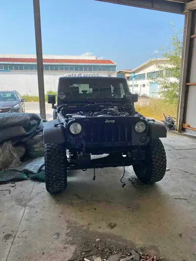 Jeep Wrangler Unlimited JK a 4 porte in elegante livrea nera, che si...