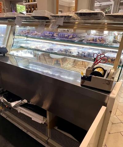 LOTTO UNICO - N. 1 Vetrina per il mantenimento della pasticceria, a tre live, illuminata a led, refrigerata statica, lunga metri lineari 1,50, marca DSL, in ottimo stato.