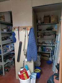 Negozio sito in Castel di Iudica alla via Caporale Pietro Pennisi sn ( SP 25/II) Consistenza 174 mq  Superficie Catastale: 139 mq, L’immobile al piano terra è così composto: un ampio ambiente, con corridoi, delimitato da strutture metalliche con scopo espositivo ed è utilizzato come negozio di ferramenta, casalinghi, abbigliamento, cartoleria, oggettistica 