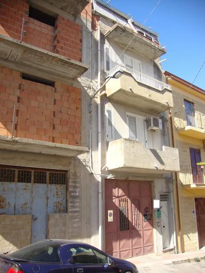 Fabbricato sito in Niscemi (CL) via Villaroel n. 12, piano 2°, censito al N.C.E.U. del Comune di Niscemi al foglio 50, p.lla 623, sub. 4, classe 3, consistenza 3,5 vani, con locale deposito sottotetto al piano 3° distinto al N.C.E.U. al foglio 50, part. 623, sub. 9 e vano adibito a deposito-garage sito al piano terra, mq 33, con ingresso autonomo da via E. Romagnoli s/n individuato al N.C.E.U. al foglio 50, part. 623, sub. 7. A.P.E.: Assente