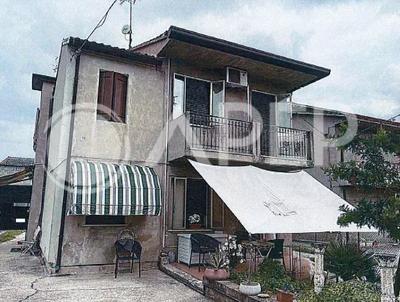 Lotto Unico - proprietà, parzialmente gravata da diritto di abitazione, di un fabbricato unifamiliare sito in Comune di Anguillara Veneta (PD), Via Asilo nn. 17 - 19 ad uso abitazione, sviluppato su due livelli, piano terra e primo. In corpo staccato è presente un ulteriore fabbricato accessorio, in condizioni precarie, adibito a garage e deposito. L’intero compendio immobiliare insiste su un’area di pertinenza, coperta e scoperta, di complessivi mq. 910, e presenta una superficie commerciale di mq 216.