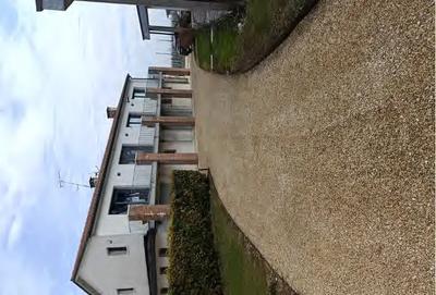 Abitazione unifamiliare con garages, depositi ed area scoperta. L’ingresso avviene attraverso una stradina privata delimitata da un cancello carraio/pedonale a servizio dell’abitazione dell’esecutato e di altra abitazione. L’immobile composto da due piani fuori terra comprende un’unica unità: il piano primo, accessibile mediante scala esterna, ospita i vani abitabili, mentre il piano terra, collegato con una scala interna, comprende alcuni locali accessori ad uso deposito, lavanderia e garage