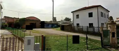 Proprietà 1/1 di compendio immobiliare composto da negozio/uffici con magazzino e cortile non esclusivo. L'area in cui giacciono gli immobili pignorati è in pieno centro abitato, in zona residenziale e commerciale. Un ampio cortile di ingresso dal quale si accede promiscuamente al negozio con adiacente magazzino e abitazioni non pignorate. Occupato. Regolarità urbanistico-edilizia-catastale, Vincoli e oneri, il tutto come da Perizia a cui si rinvia per ogni specifica.
