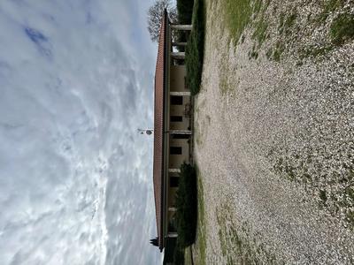 “Identificativi: Abitazione residenziale, tipologia in villa, sita nel Comune di Viterbo (VT), Strada Pian di Tortora n. 3/a, unico piano terra, con accesso diretto, attraverso la corte esclusi-va ...