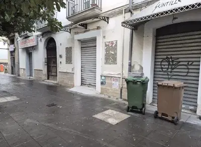 Compendio immobiliare sito in Benevento nei pressi della Stazione Centrale con accesso da Viale Principe di Napoli e dalla retrostante Via Poalo Diacono, comunicanti attraverso una corte comune indicata alla particella 403. Tutti i beni sono censiti al foglio n. 79 ed erano integrati fra loro in un unico utilizzo commerciale. Gli immobili, unitamente ad altri non oggetti della presente stima, costituivano un supermercato con i relativi depositi e parcheggi.