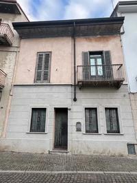 Porzione di casa di corte sviluppantesi su tre piani e precisamente: -abitazione su due piani, così composta nello stato di fatto: al primo piano soggiorno / cucina e cucinino, al piano secondo -sottotetto due locali che fungono da camera da letto e disimpegno/studio e bagno; -deposito, situato al piano terra, con accesso da cortile comune, attualmente adibito a box, locale ripostiglio retrostante e lavanderia
