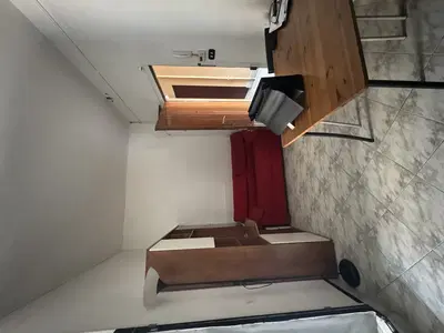 Piena proprietà di un appartamento posto al piano secondo scala 1 (di quattro piani fuori terra), con ascensore, composto da un unico locale suddiviso da armadiatura, ricavando cucina, con piccolo soggiorno, e camera, oltre a piccolo bagno (foglio 75, particella 86, sub 26, categoria A/4, classe 3, vani 2, superficie catastale mq 35, rendita catastale € 185,92).