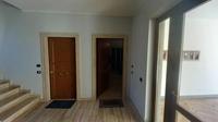 Quota di proprietà pari ad 1/1 (piena proprietà) su abitazione posta al piano terra Palazzina B interno 3, composta da 6,5 (sei virgola cinque) vani catastali, con annessa area scoperta di pertinenza. Quota di proprietà pari ad 1/1 (piena proprietà) su autorimessa posta al piano interrato di mq catastali 57,00. Distinta in Catasto Fabbricati al Foglio n. 196, p.lla n. 1254, sub. n. 25, cat. C/6 . 