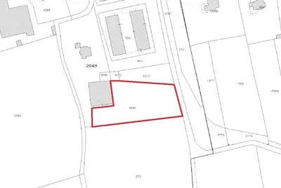 area parzialmente edificabile e parzialmente agricola ai limiti della zona residenziale e di quella agricola, sita in Brignano Gera D’Adda (BG) Via Pagazzano snc. L’area, avente consistenza di circa 3.630 mq, è parzialmente piantumata, in particolare su lato ovest, quello prospicente la Strada Provinciale 127, da cui ha accesso diretto. L’area è classificata come AMBITO 20, edificazione rada, ville con parco e giardino.