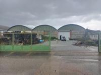 Porzione di capannone con aree esterne sito a Valdina...