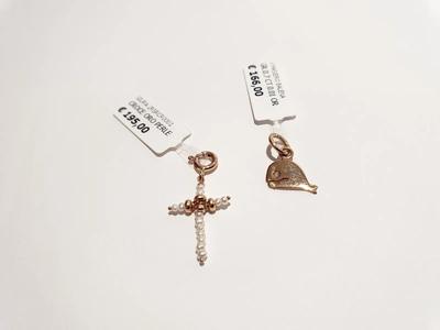 (Lotto n.1791) un ciondolo a forma di creoce in oro giallo 18 kt e perle...