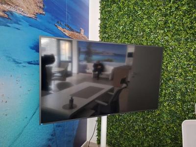 Lotto 4: televisore 50" Philips e televisore 65" Philips con supporto...