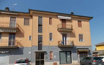 Piena proprietà di un negozio, composto da un locale con vetrina e un bagno...
