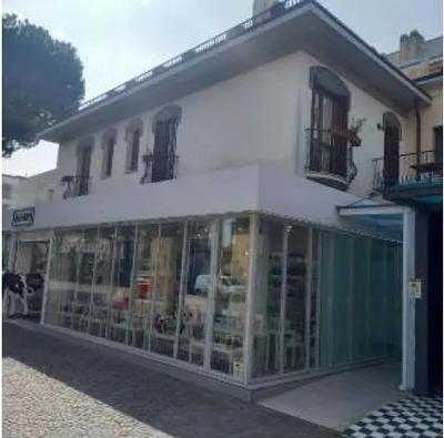 Immobile in Cesenatico (FC) Viale Giosuè Carducci n. 82, rappresentato dall’intera proprietà di porzione del fabbricato catastalmente identificato da locali ad uso negozi, magazzino, servizi, uffici e corti scoperte esclusive posto al piano terra