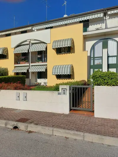 Abitazione su quattro livelli: Il piano primo si compone di soggiorno, cucina, una camera, un terrazzo, un bagno; Il piano superiore si compone di 2 camere, un bagno, un disimpegno, una terrazza, soffitta; Al piano sotto terra: lavanderia, disimpegno e garage. Condizioni generali: buone. Immobile occupato. Irregolarità regolarizzabili mediante accatastamento (DOCFA) e SCIA in sanatoria.