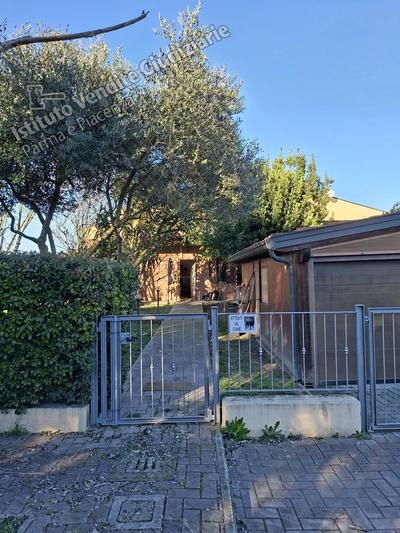 Lotto 1 - villetta a schiera laterale, della superficie commerciale di circa...