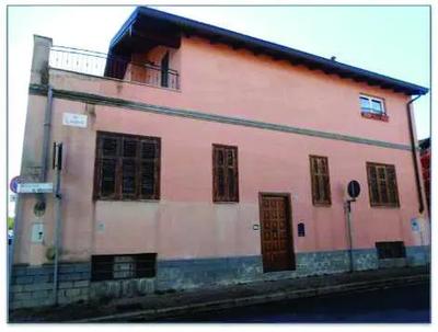 piena proprietà di villa posta ai piani rialzato, piano cantina e sottotetto, collegati da scala interna, con pertinenziale area cortilizia, composta da ingresso, soggiorno, camera con cabina armadio, pranzo, cucina abitabile, due bagni, ripostiglio, corridoio e terrazzo al piano terreno; al piano cantina: locale ad uso stireria e stenditoio, lavanderia, locale caldaia; al piano sottotetto: due camere con cabina armadio, due bagni, balcone e terrazzo