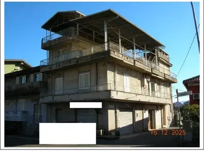 I diritti di  1/2 su un fabbricato, i diritti di 1/2 su un fabbricato seminterrato su Via Gabriele D’Annunzio, al civico 5 angolo Via Roma e Via Roma, n. 2/bis  in Comune di Melicuccà (RG). diritti 1/18 ed 1/36 su terreni su Via Sant’Antonio da Padova, in prossimità del vecchio frantoio, in Comune di Melicuccà, Provincia di Reggio Calabria.