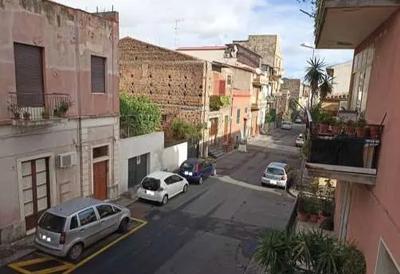 piccolo fabbricato unifamiliare di due piani fuori terra sito in Catania via Faraci n. 101 e 103 composto da garage a piano terra, con annessa area esterna di pertinenza esclusiva, ed appartamento al piano primo della superficie lorda di mq. 120,60. 