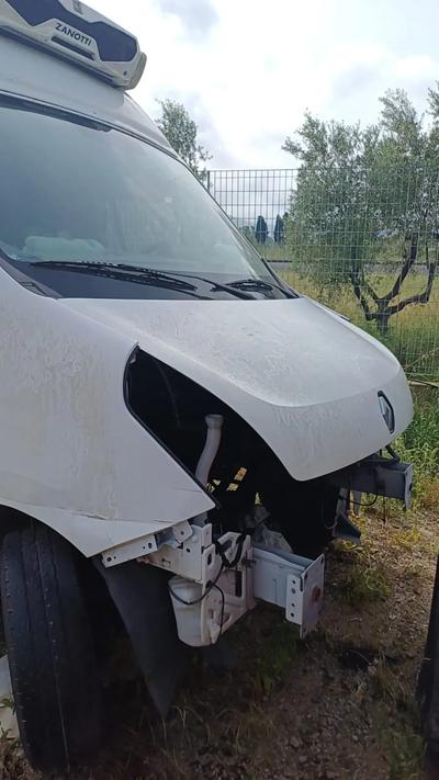 Renault Master terza generazione (dal 2010, restyling 2014). Furgone passo lungo tetto alto con cellaisotermica interna: parete divisoria coibentata con porta frigo a battente in acciaio inox, gruppo frigoriferoZanotti montato sul tetto. Configurazione "fresh van" tipica per distribuzione ittica al dettaglio.