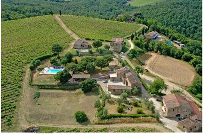 piena proprietà di complesso immobiliare rurale situato nel Chianti Senese composto da un castello con villa padronale, cantina storica, abitazione civile ed abitazione in villa, enoteca, casale storico con abitazione e cantine,  casale con sette appartamenti cappella gentilizia limonaia cantina, ulteriori casali suddivisi in appartamenti per agriturismo, piscina, campo da tennis, magazzino e ristorante oltreterreni agricoli vitati 