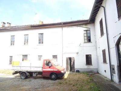 Unità immobiliare, distribuita su due piani fuori terra ed un piano...