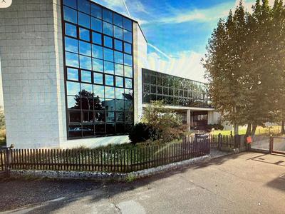 Quota 100% piena proprietà di una palazzina uffici, realizzata su un’area della superficie catastale di mq. 4.460, sviluppata su quattro piani, di cui uno interrato e tre fuori terra, per complessivi 1.603,20 mq, posta in prossimità della ex strada statale n. 470 dir. Villa d’Almè – Dalmine, sita nel Comune di Dalmine (BG), Sezione Urbana SF, via Anemone, 20. Il Collegio dei Curatori invita a prestare particolare attenzione all'avviso di vendita e, in particolare, alle segnalazioni ivi contenute.