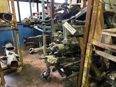 Magazzino componenti e ricambi per macchine agricole, oltre scaffali (escluse casse e ceste metalliche)