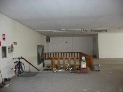 Nel Centro Commerciale Bertetto Center. Immobile ad uso commerciale provvisto di n.2 vetrine e accesso da vetrina su area adibita a posteggio fronte strada Torino, composto da:  al piano terreno, area espositiva, uffici, servizi igienici e magazzino comprendente porzione soppalcata con locali di deposito e servizi igienici al piano terra e unico locale con finestrature al piano primo e montacarichi che accede al piano primo; al piano primo, area espositiva con scala interna di collegamento.