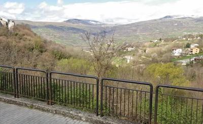 Terreno in Agnone (IS) in catasto terreni al Foglio 56 particella 110 – Trattasi di un terreno, ubicato nelle immediate vicinanze del centro urbano di Agnone (IS), a taglio di Via Aquilonia da un lato e dalla strada interpoderale Pisciariello dall’altro lato e da questa accessibile; sito in posizione fortemente acclive, risulta caratterizzato da un soprassuolo boschivo. La superfice catastale è pari a mq 2030, ma parte di tale superficie è occupata dalla strada interpoderale Pisciariello. 