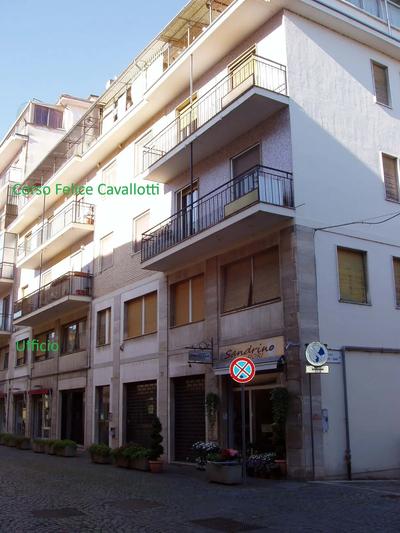Appartamento adibito ad ufficio composto da due unità immobiliari unite tra loro. La prima è composta al piano primo da: ingresso, due camere adibite ad ufficio, bagno con antibagno; al piano scantinato da una cantina ed al piano sottotetto da un solaio. La seconda è composta da: ingresso, tre locali adibiti ad ufficio, bagno e balcone. oltre a cantina al piano scantinato e solaio. Gli immobili sono liberi