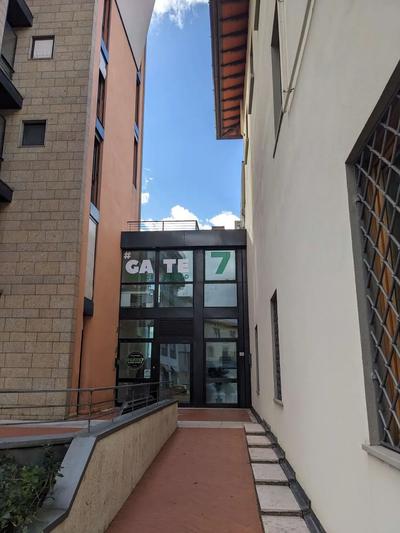 Il Lotto 31 risulta costituito da un lastrico solare della superficie commerciale di 6,00 mq per la quota di 1/2 del diritto di piena proprietà. La superiore descrizione è un estratto, per una descrizione più dettagliata e completa si invita a prendere visione delle perizie e di quanto indicato nell'avviso di vendita.