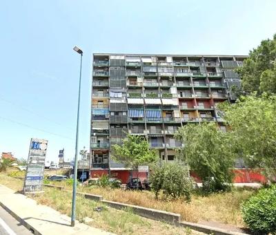 appartamento per civile abitazione facente parte dell’edificio sito nel comune di Catania, Viale Bummacaro num. 16 Scala A, Interno 4, al piano primo, C.A.P. 95121, composto da quattro vani oltre accessori.