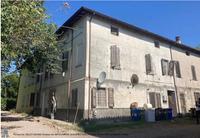 trattasi di porzione di fabbricato su tre livelli,...