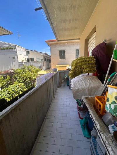 diritti pari alla piena proprietà 1/1 di un appartamento composto da soggiorno, cucina, due camere, disimpegno, un bagno, due balconi, con annesso locale ad uso fondaco al piano seminterrato e due posti auto coperti in uso esclusivo ricavati nel porticato